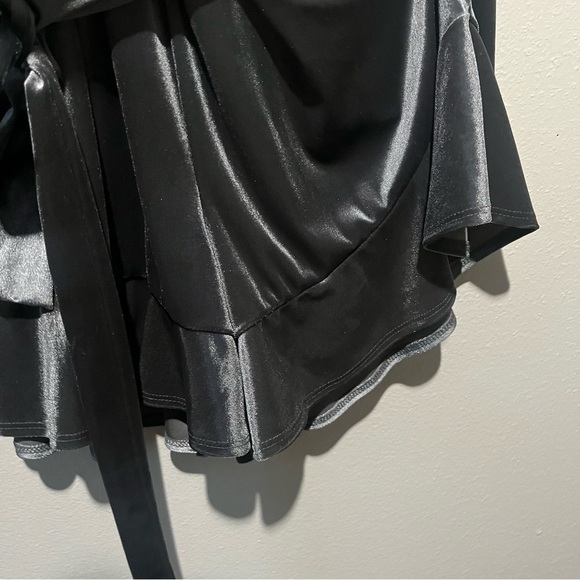 FRAICHE-NWT Gray Velvet Flowy Romper with Belt and Cinched Waist Size L - Picture 6 of 7